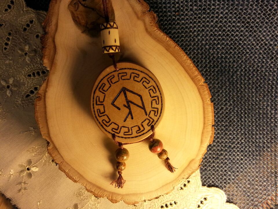 Amuleto con una runa portafortuna foto 1