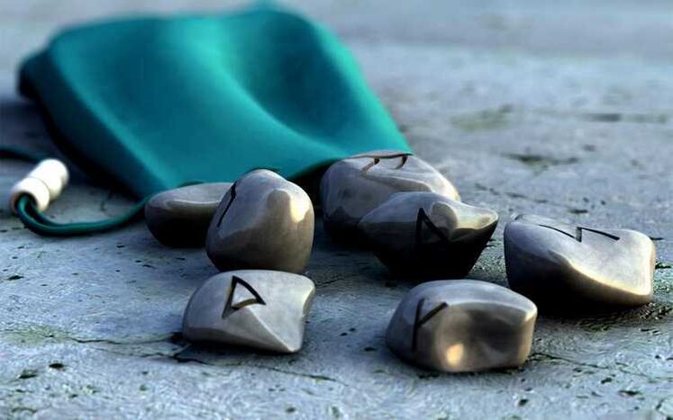 Borsa con rune per buona fortuna